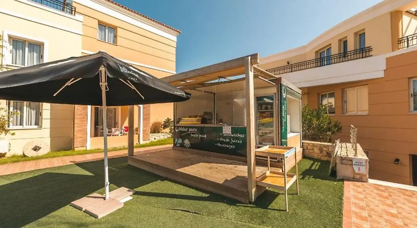 Chrispy Waterpark Resort EXTERIOR