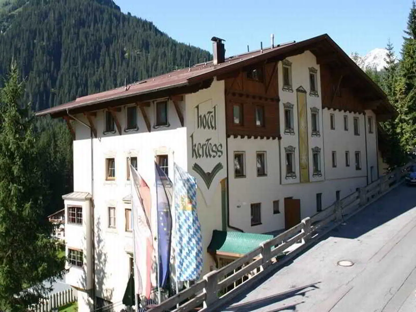 Kertess EXTERIOR