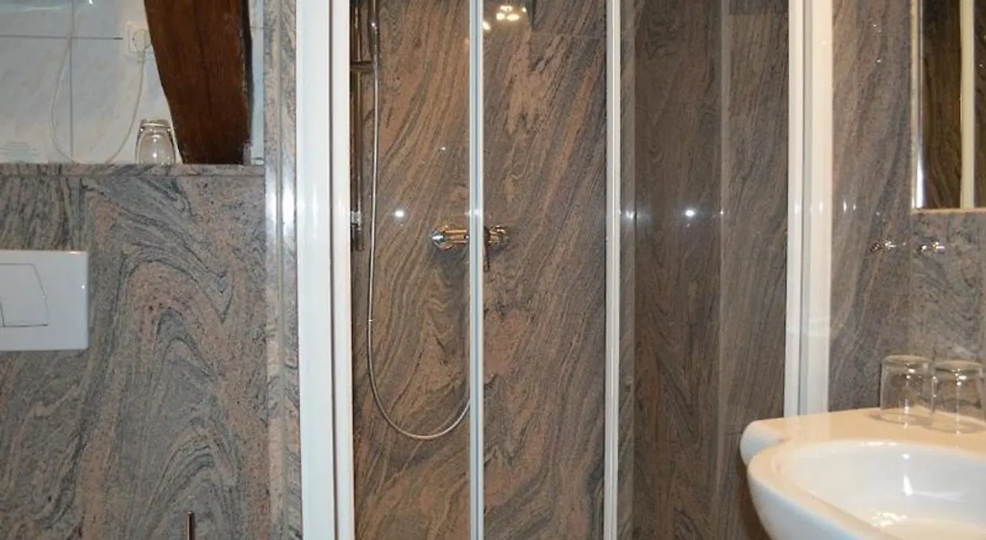 Landhotel Schwarzes Ross mit Zehntscheune Steinsfeld Badezimmer