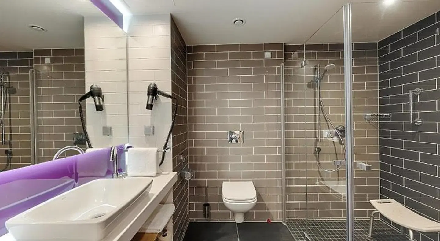 Premier Inn Frankfurt Westend Badezimmer