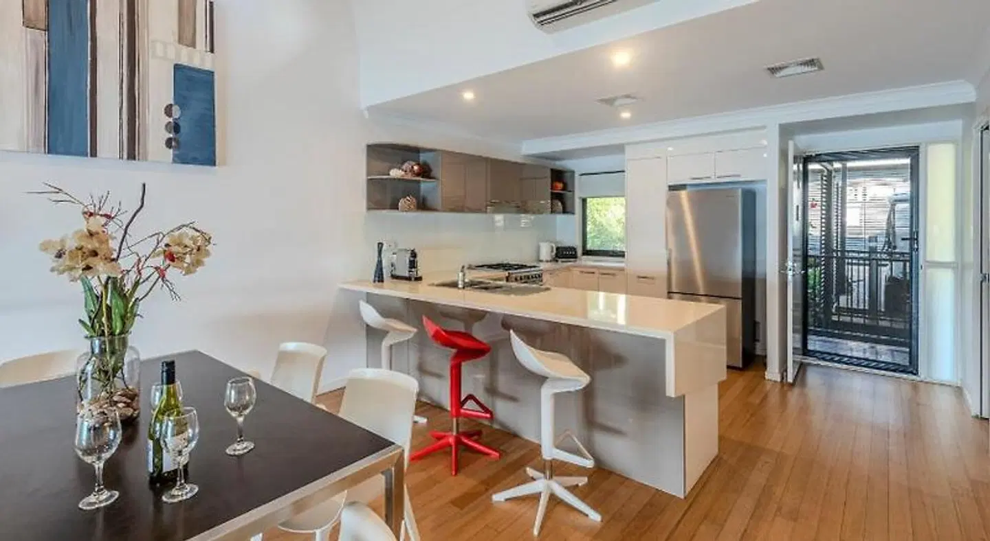 Shorelines Apartments by HIHA Bar