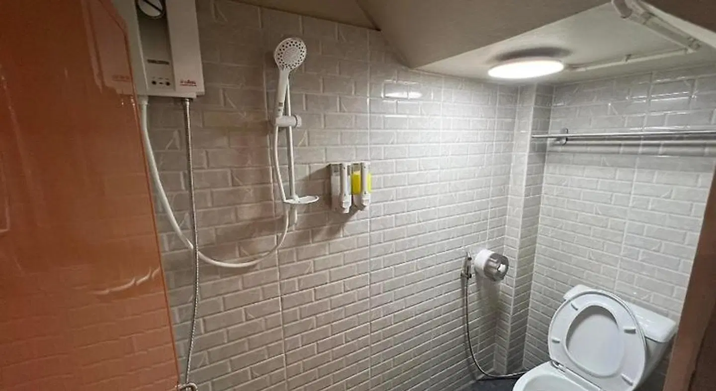 Achcha - MRT Itsaraphap Station Badezimmer