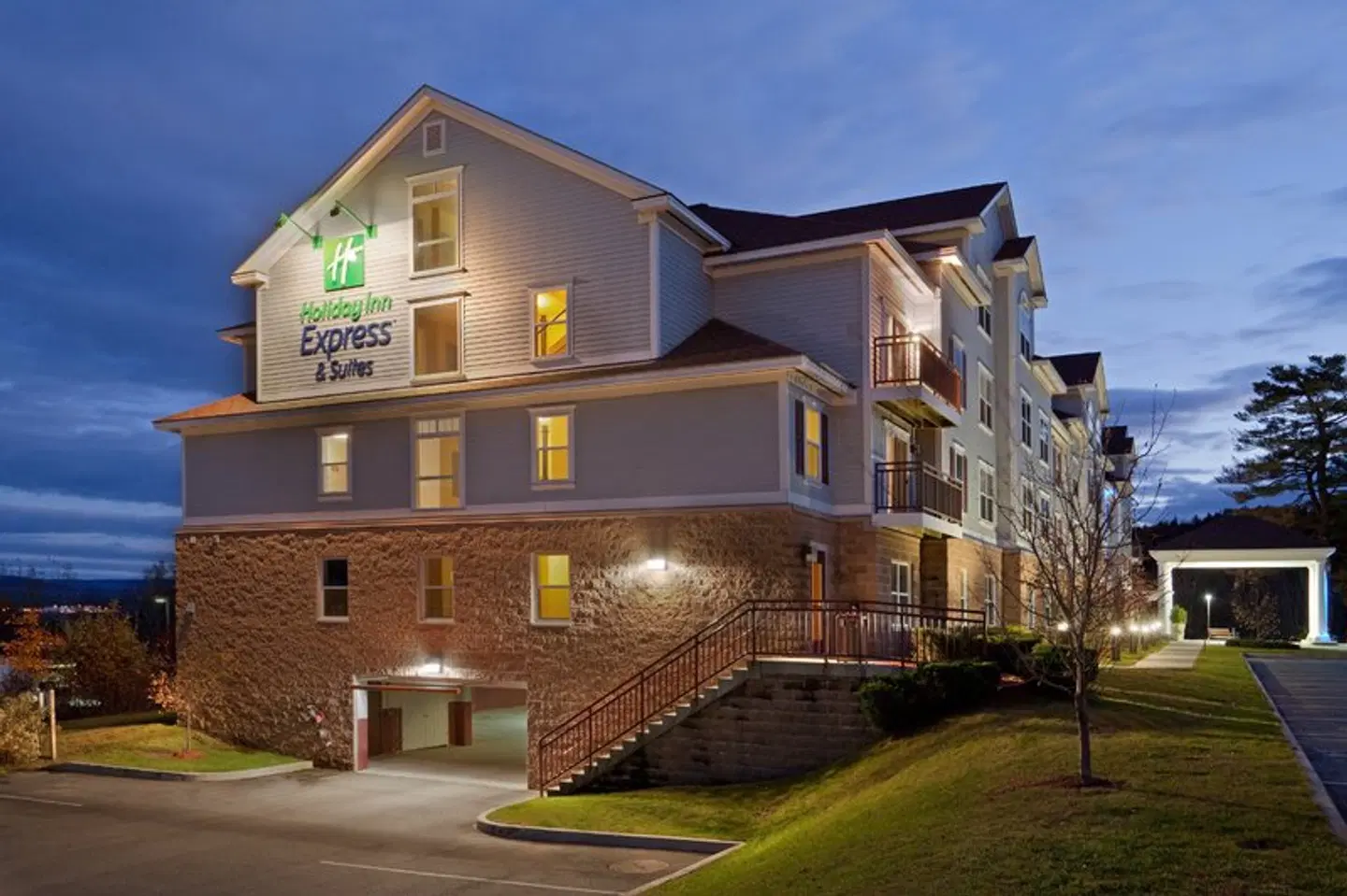 Holiday Inn Express & Suites White River Junction by IHG EXTERIOR