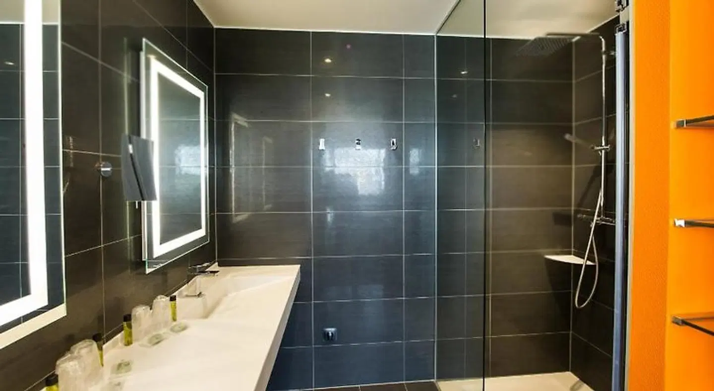Hotel Athena Spa Badezimmer