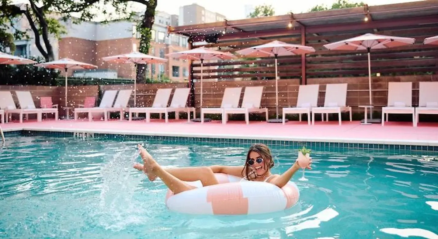 Downright Austin A Renaissance Hotel OUTDOOR_POOL