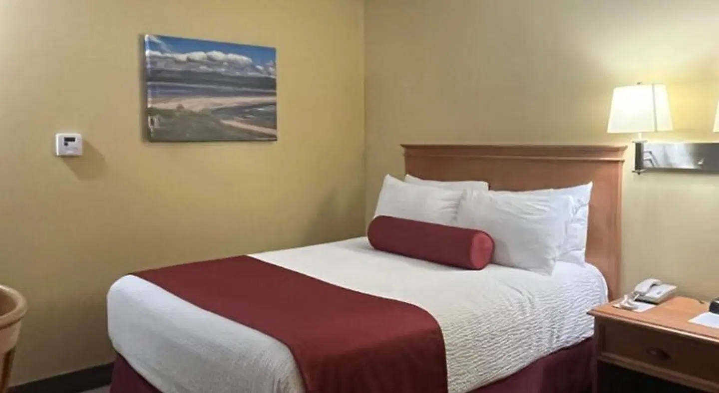 Shallow Bay Motel & Cabins Conference Centre ROOM_EXAMPLE