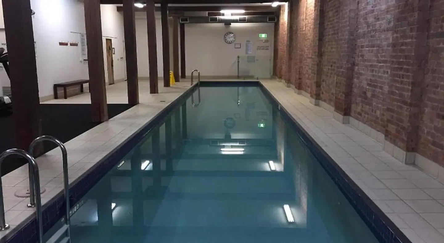 Frisco Serviced Apartments Hallenbad