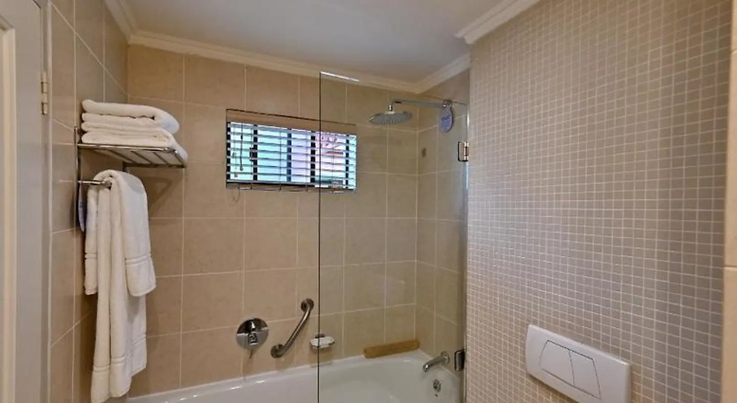 Courtyard Hotel Rosebank Badezimmer