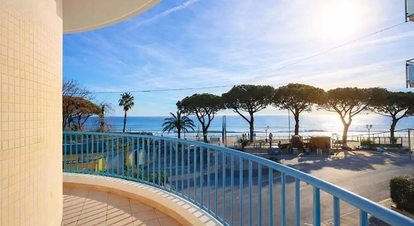 Majestic OUTDOOR_POOL