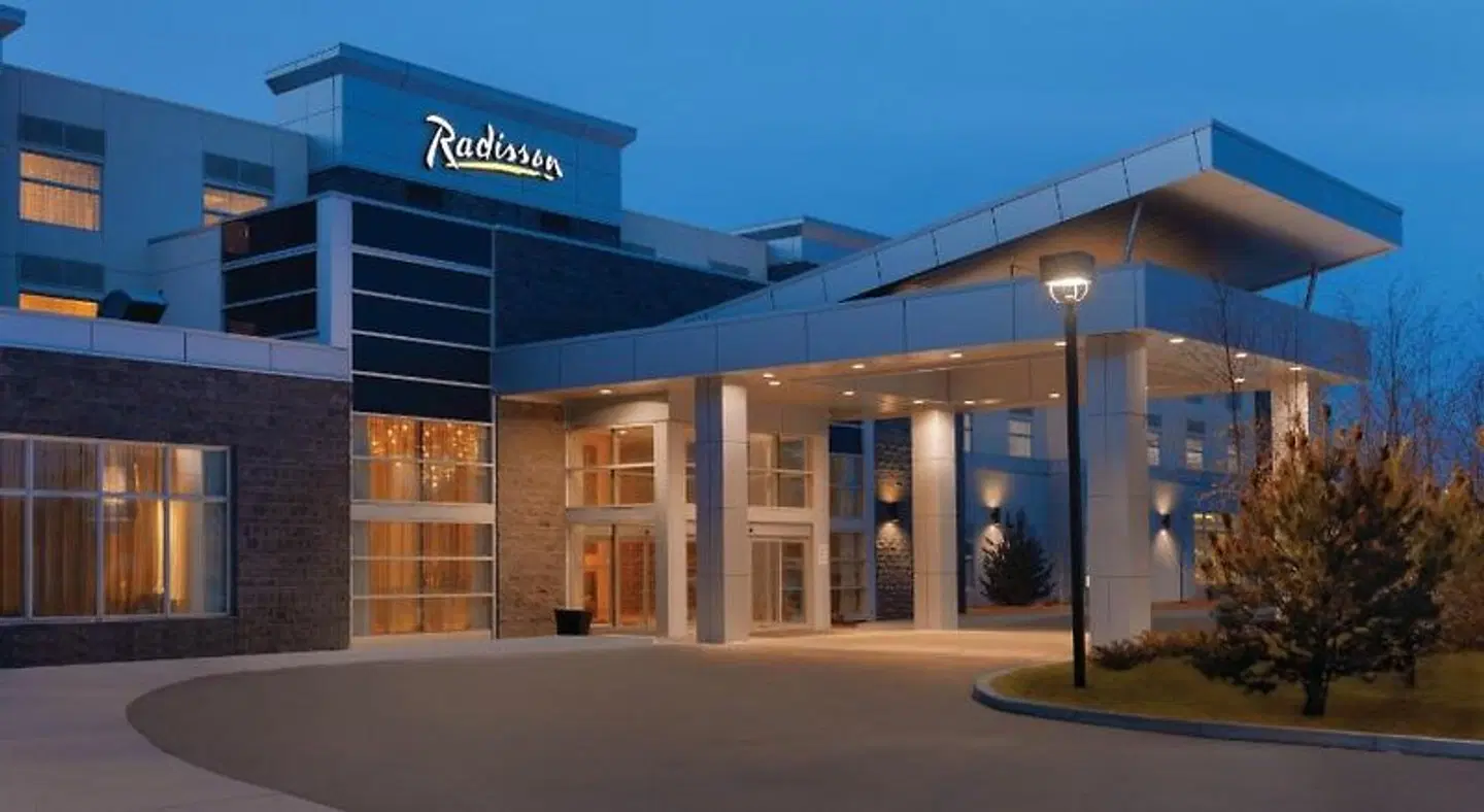 Radisson Hotel & Conference Centre Calgary Airport EXTERIOR