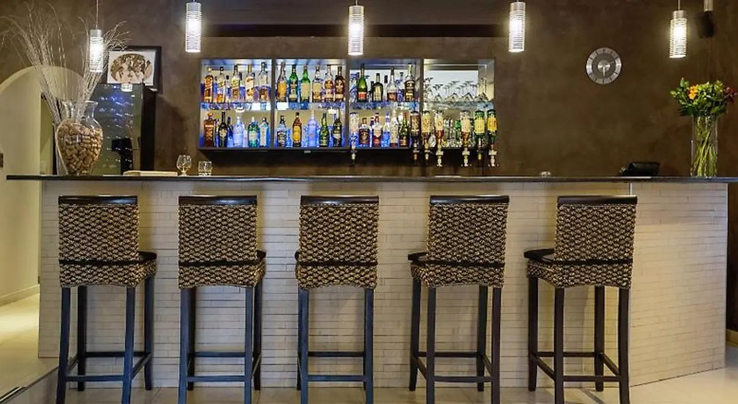 Three Oaks and an Aloe Boutique Hotel Bar