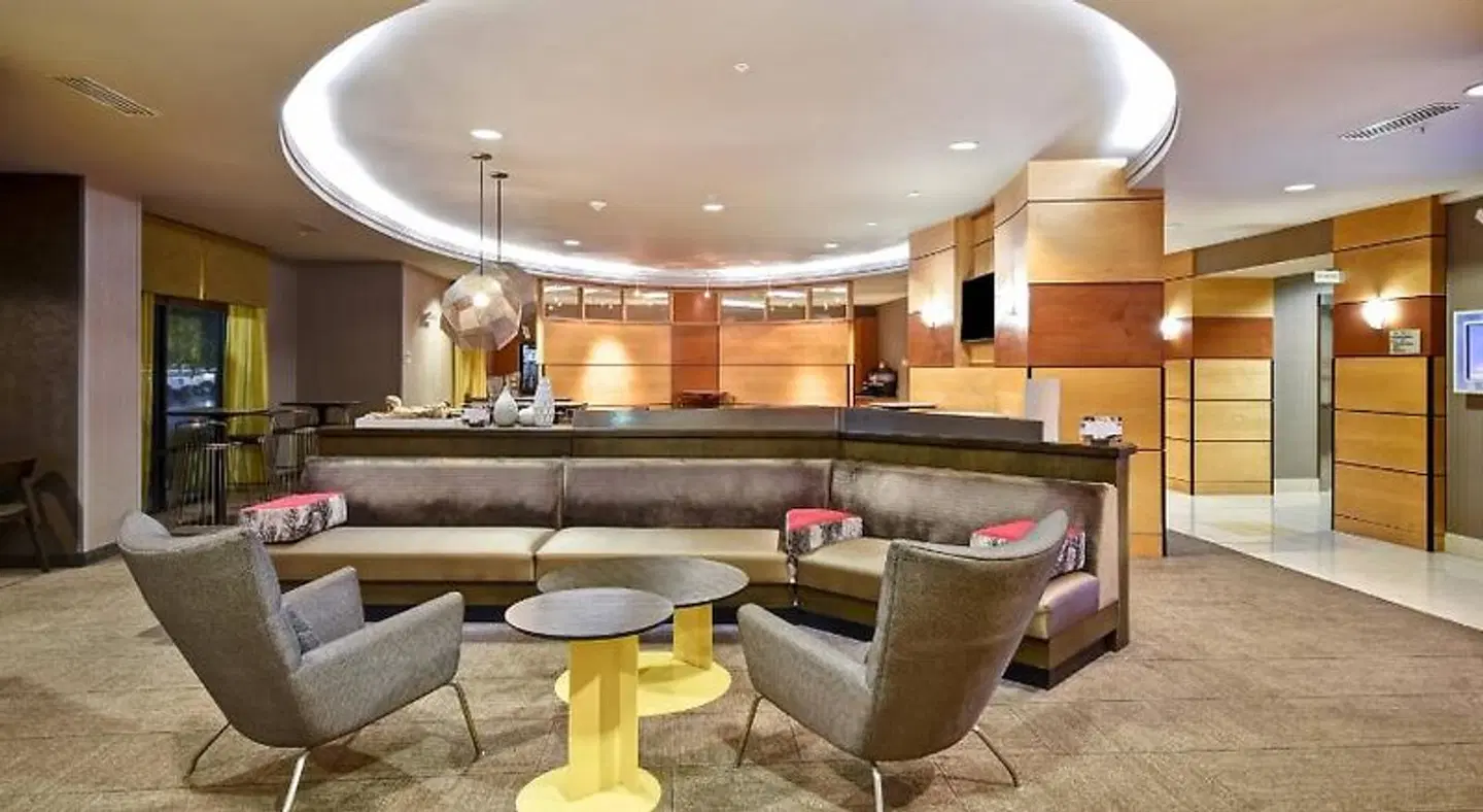 SpringHill Suites by Marriott Louisville Airport Bar