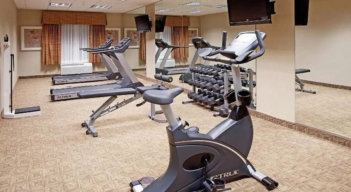 Holiday Inn Express & Suites Buffalo by IHG SPORTS_AND_LEISURE