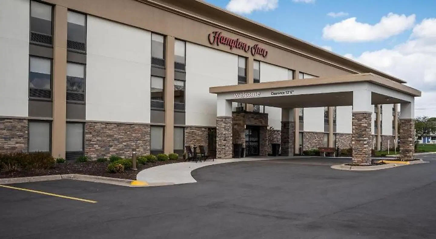 Hampton Inn Janesville EXTERIOR