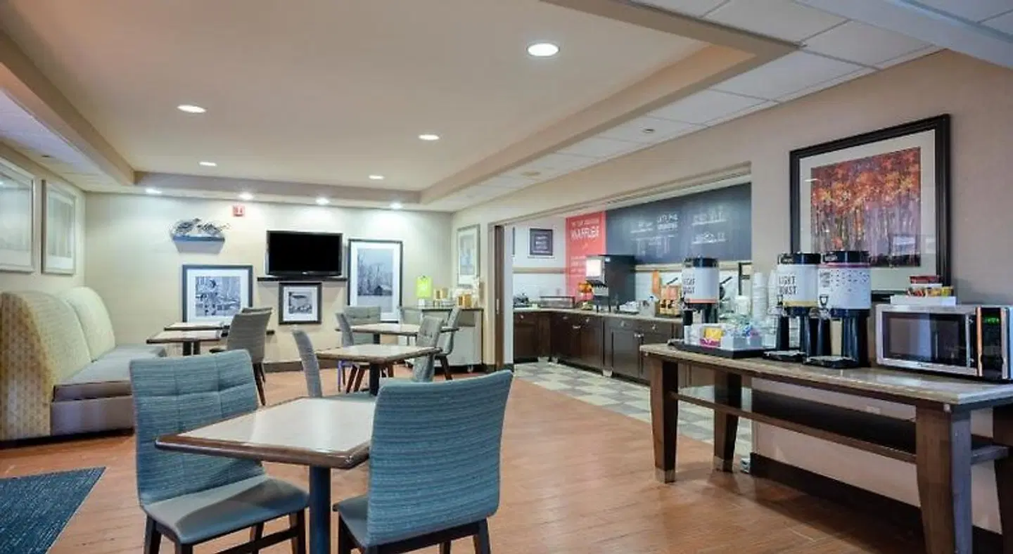 Hampton Inn Janesville Bar