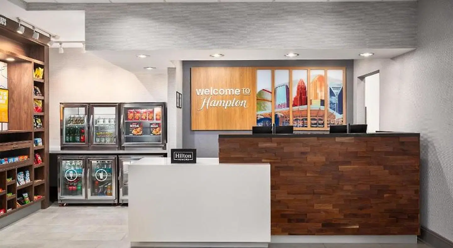Hampton Inn & Suites Charlotte-Arrowood Rd. Bar