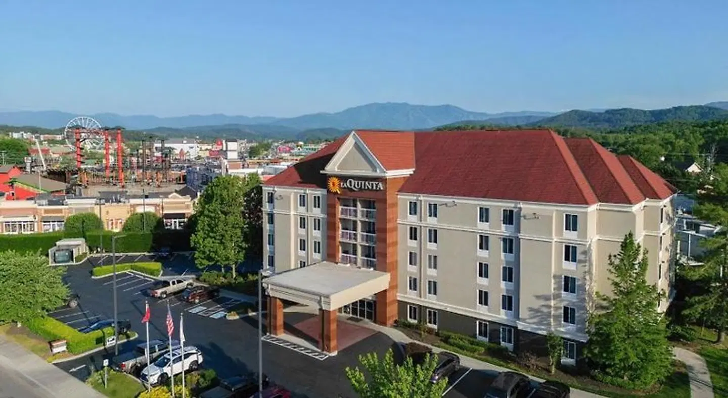 La Quinta Inn & Suites by Wyndham Pigeon Forge EXTERIOR