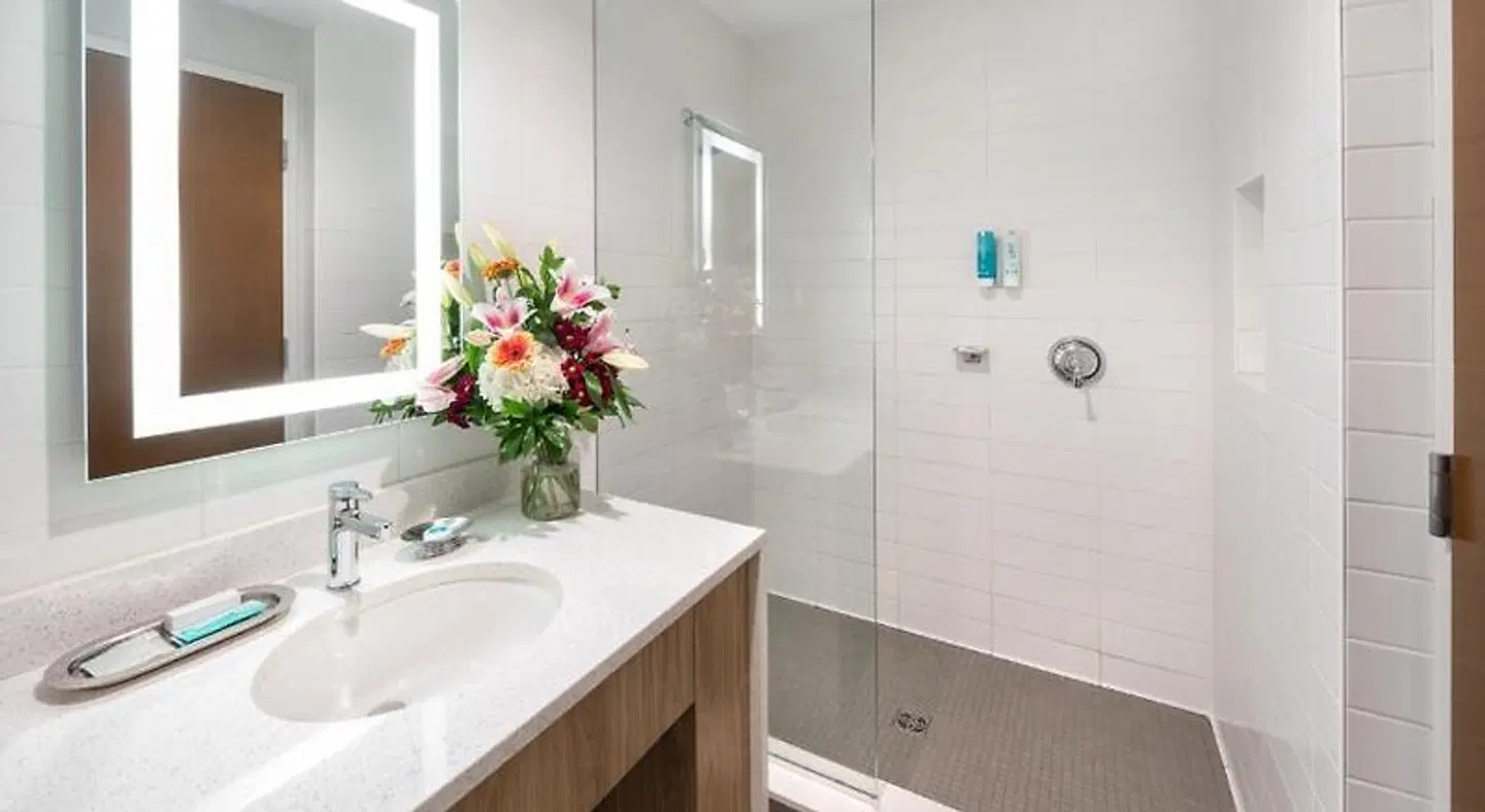 Grey Eagle Resort Badezimmer