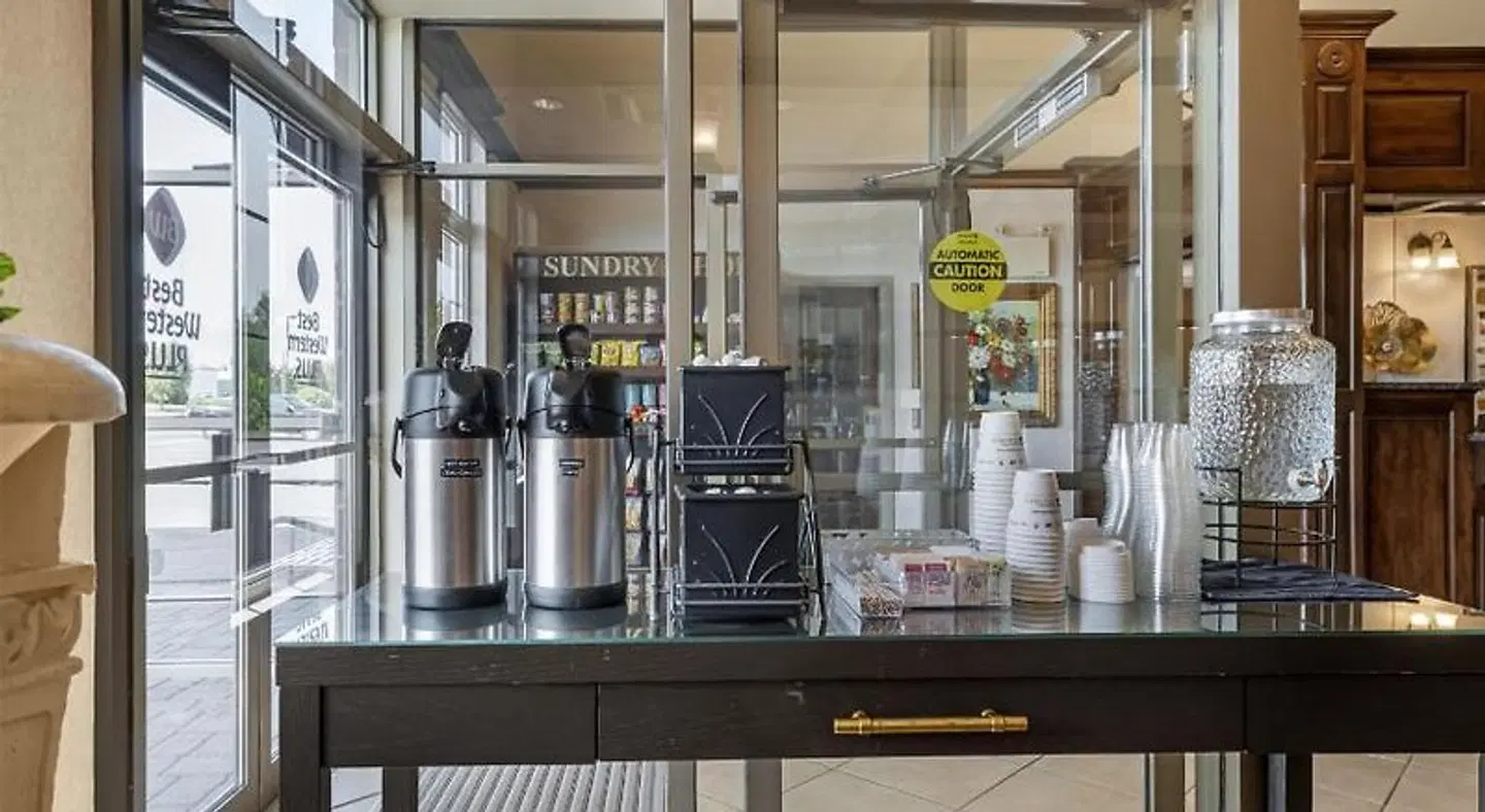 Best Western Plus Fredericton Hotel & Suites Bar