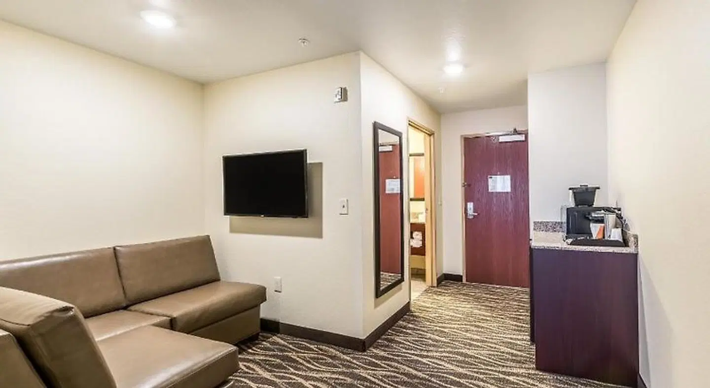 Cobblestone Hotel & Suites Hartford ROOM_EXAMPLE