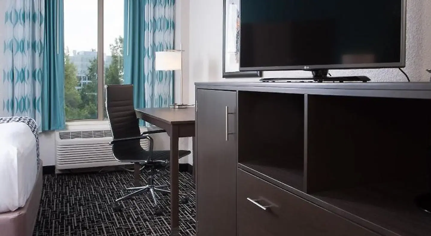 La Quinta Inn & Suites by Wyndham Atlanta Airport North ROOM_EXAMPLE