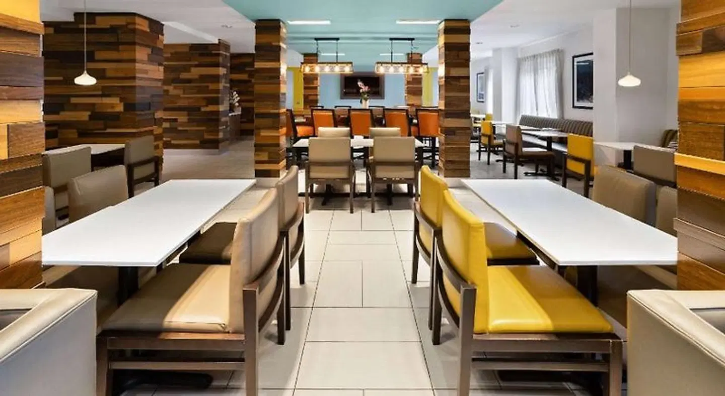 La Quinta Inn & Suites by Wyndham Atlanta Airport North Restaurant