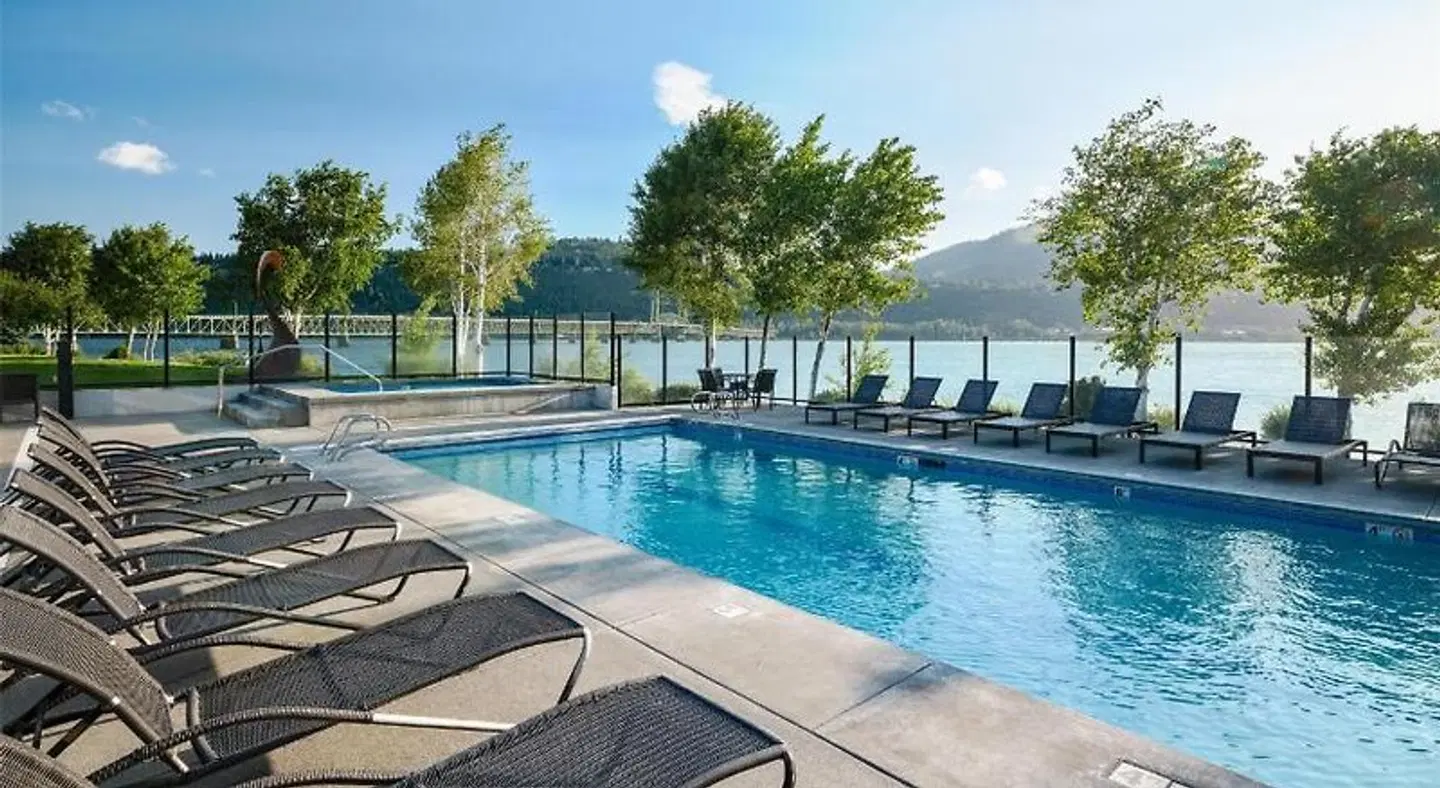 Best Western Plus Hood River Inn OUTDOOR_POOL