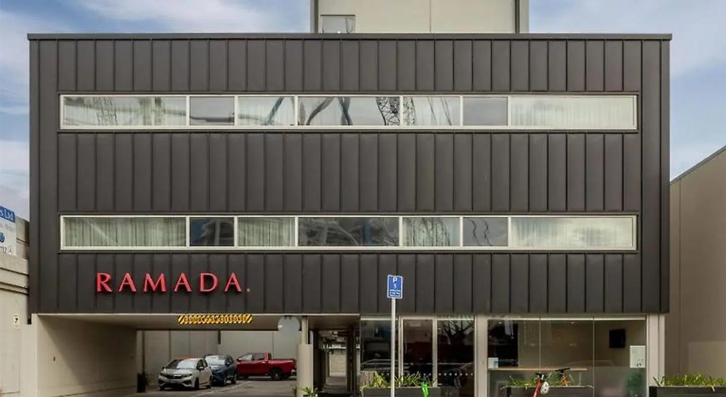 Ramada Suites by Wyndham Christchurch City EXTERIOR
