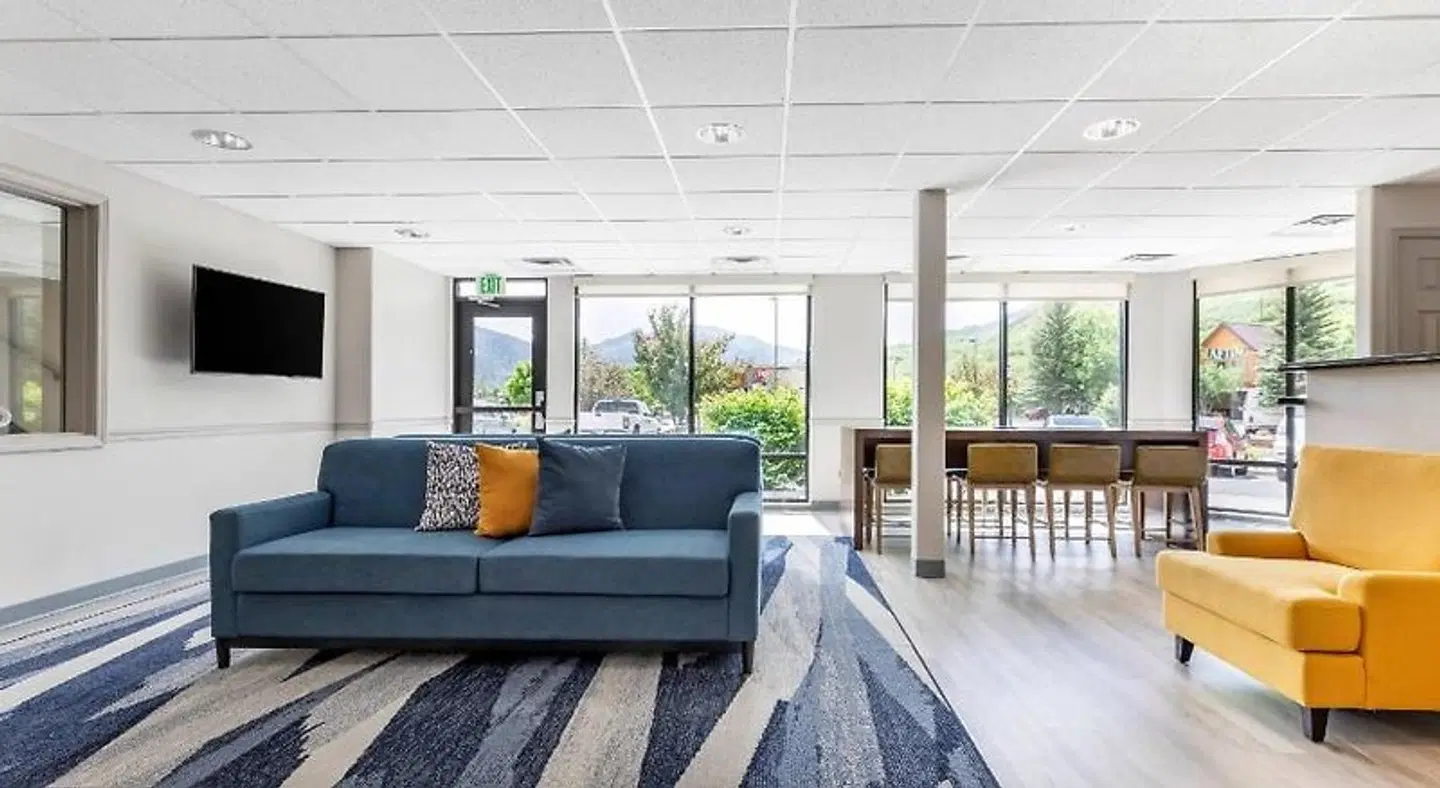 Comfort Inn & Suites LOUNGE_LOBBY