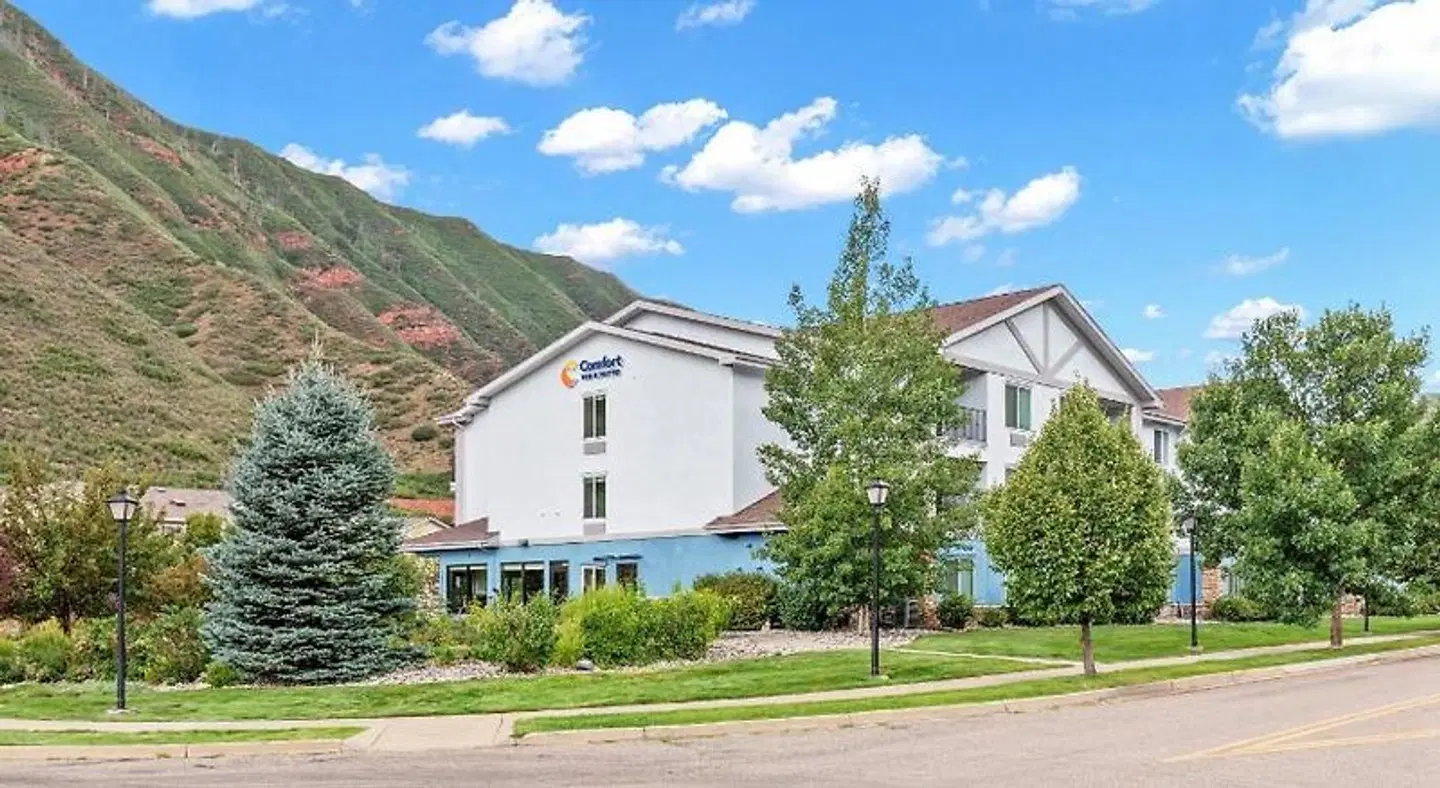 Comfort Inn & Suites EXTERIOR