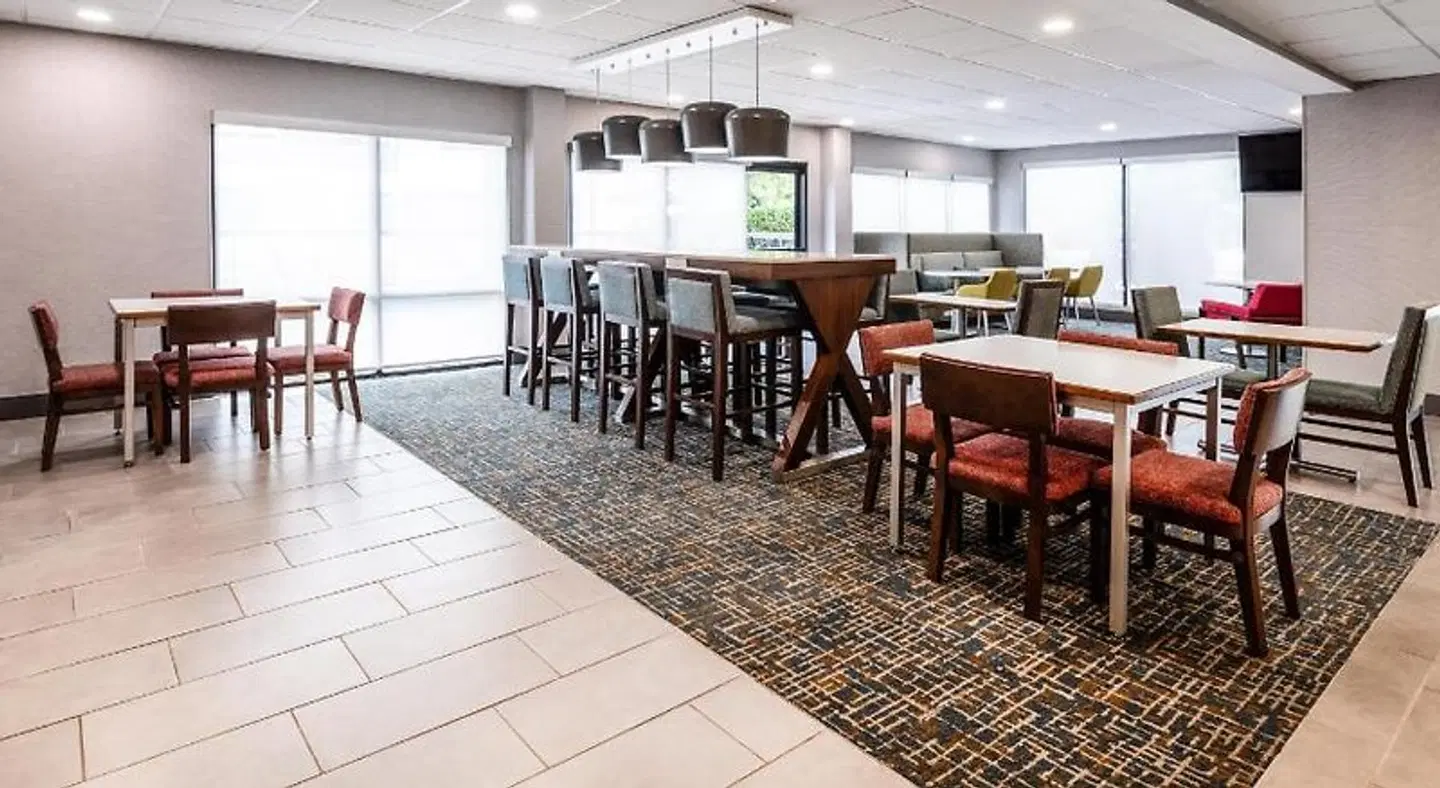 Hampton Inn Commerce Bar
