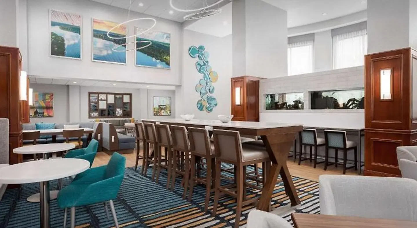 Hampton Inn & Suites ATL-Six Flags Bar