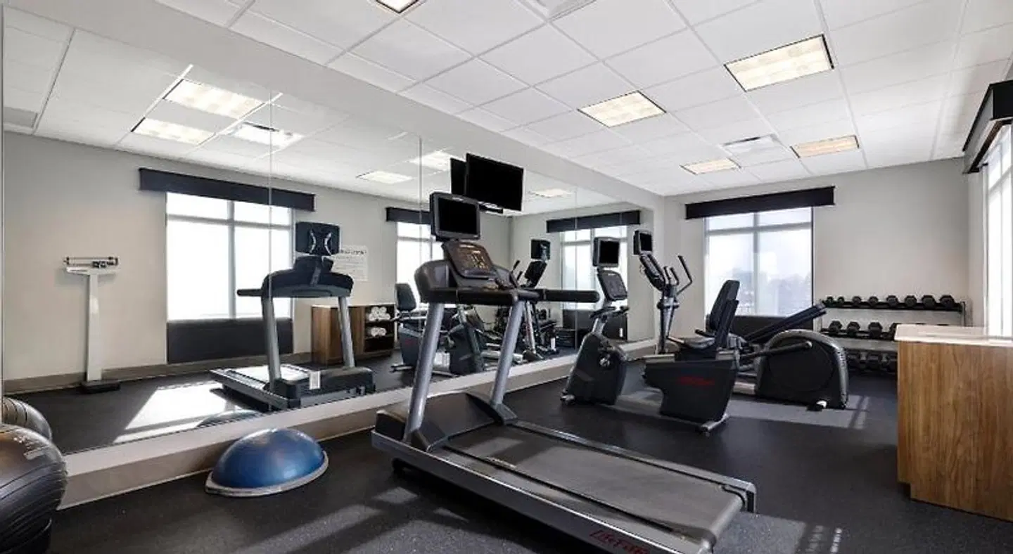 Holiday Inn Express & Suites Kansas City KU Medical Center by IHG SPORTS_AND_LEISURE
