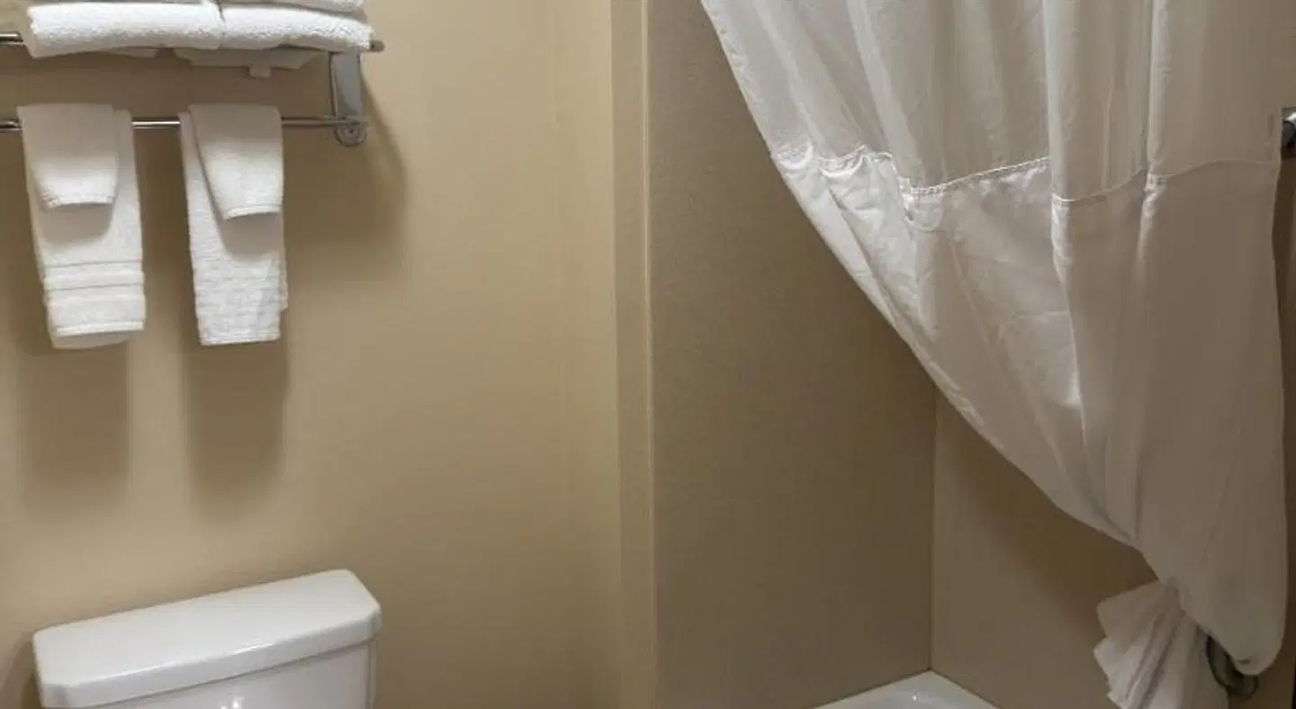 Americas Best Value Inn St. Robert Badezimmer