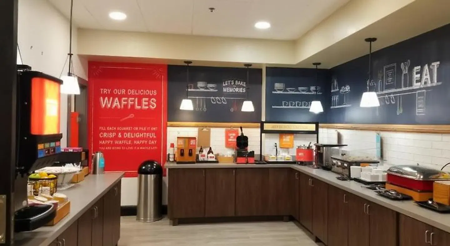 Hampton Inn Houma Bar