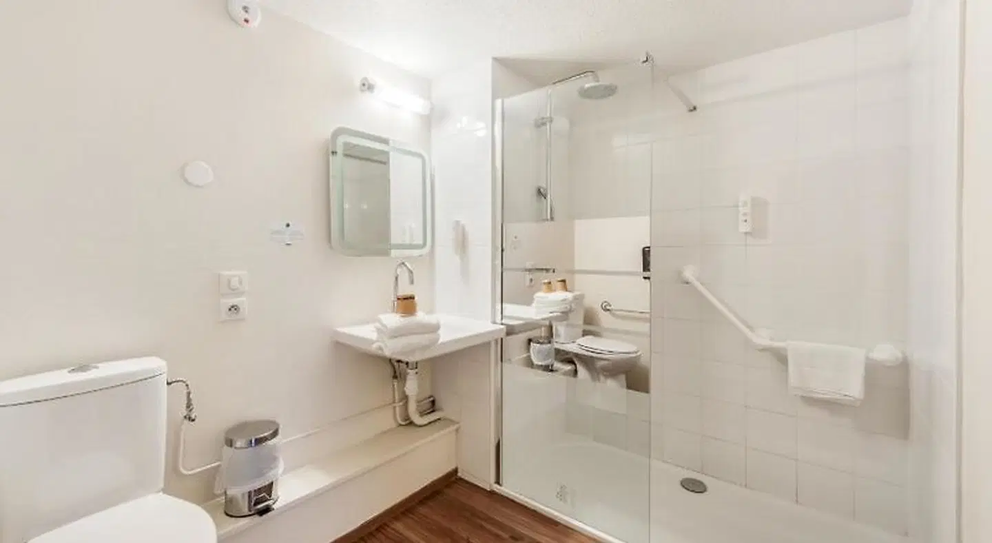 Comfort Hotel Aeroport Lyon St Exupery Badezimmer