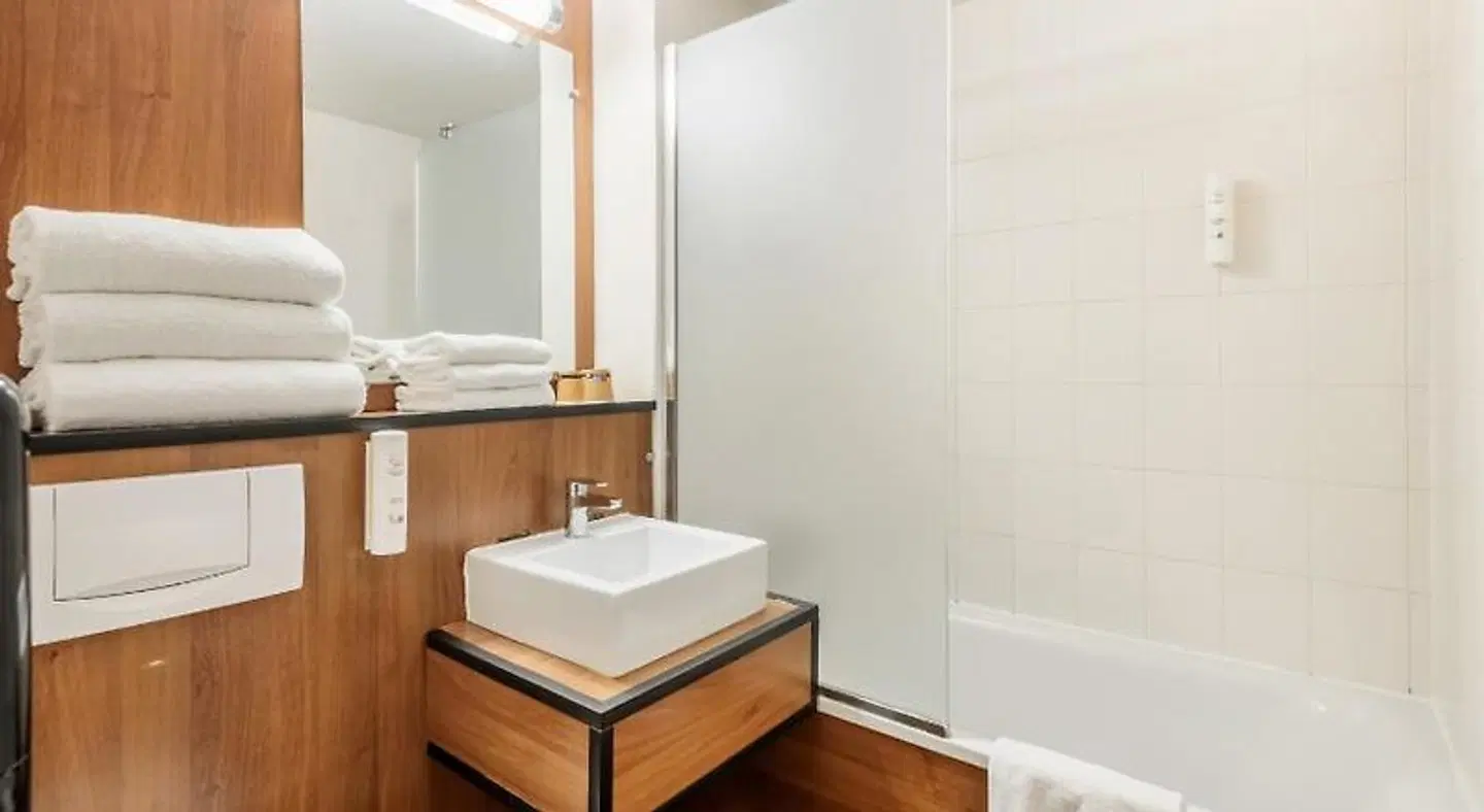 Comfort Hotel Aeroport Lyon St Exupery Badezimmer