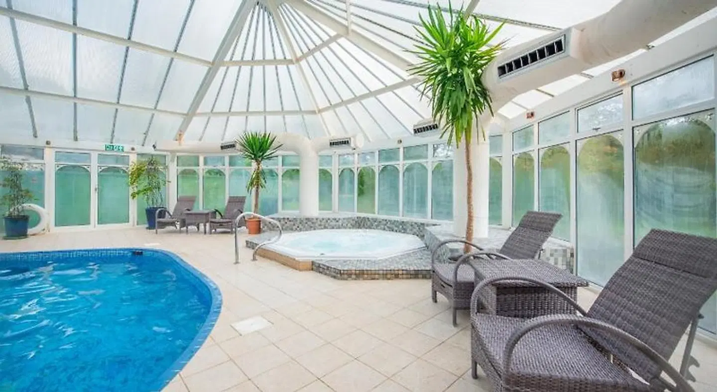 Metropole Hotel and Spa Hallenbad