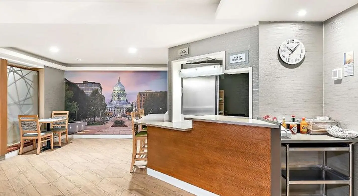 Best Western West Towne Suites ROOM_EXAMPLE