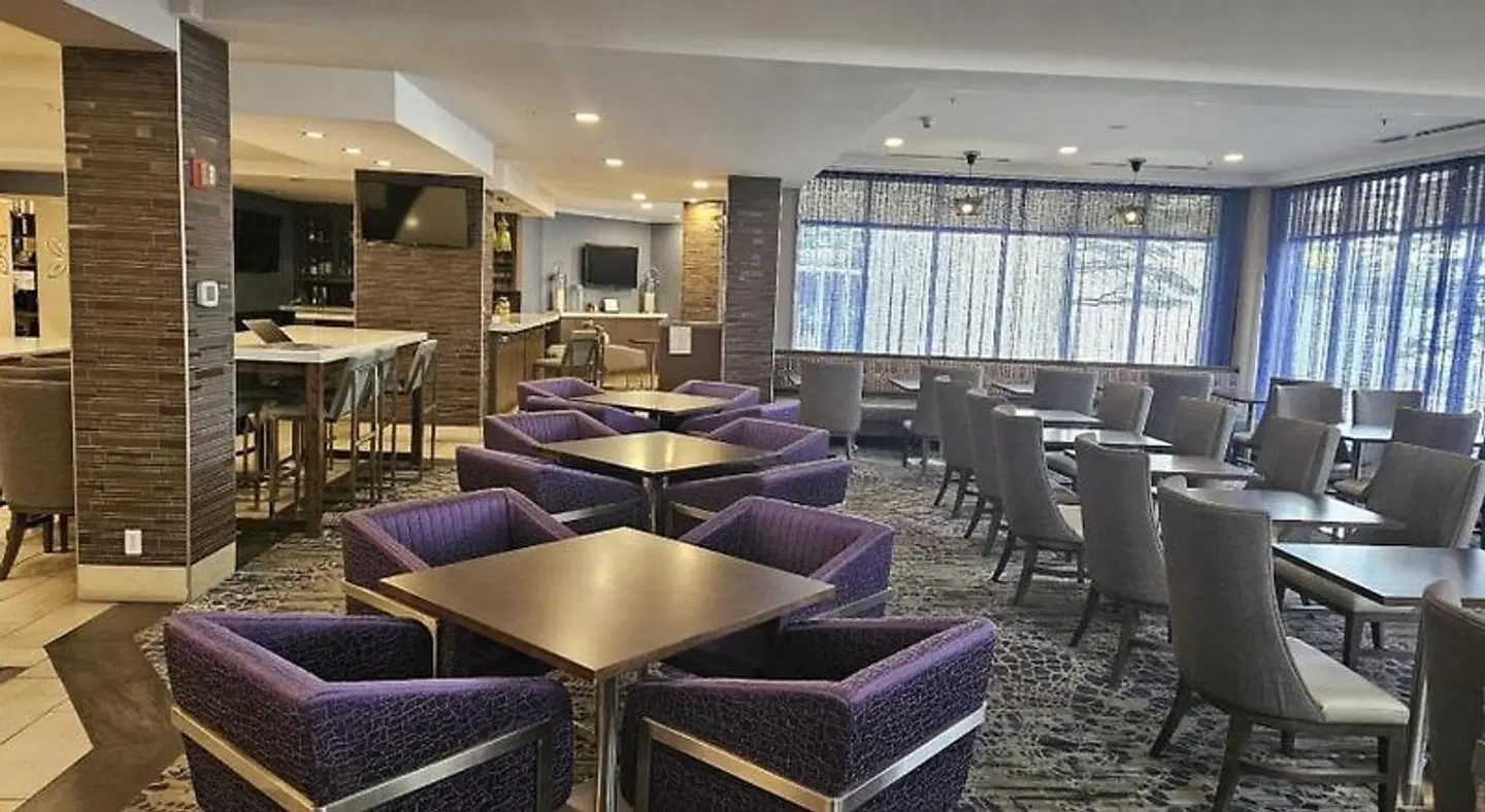 Hilton Garden Inn Calgary Airport Bar