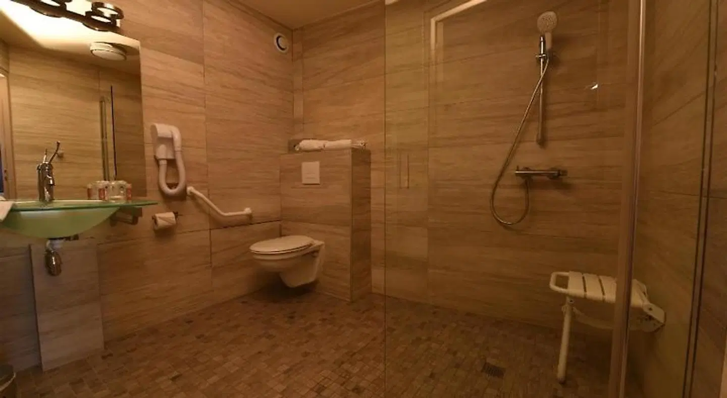 Inter-Hotel Au Relais Saint-Eloi Badezimmer