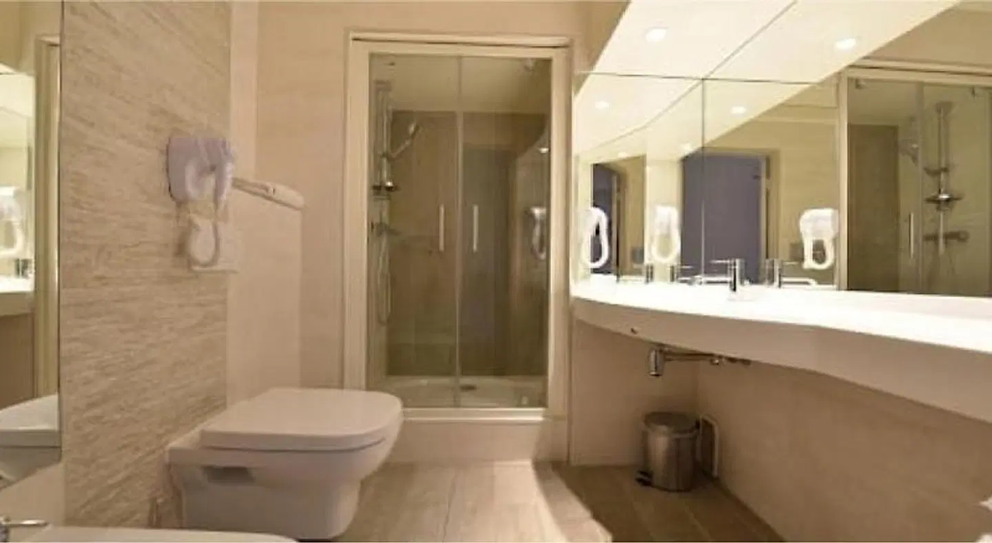 Inter-Hotel Au Relais Saint-Eloi Badezimmer