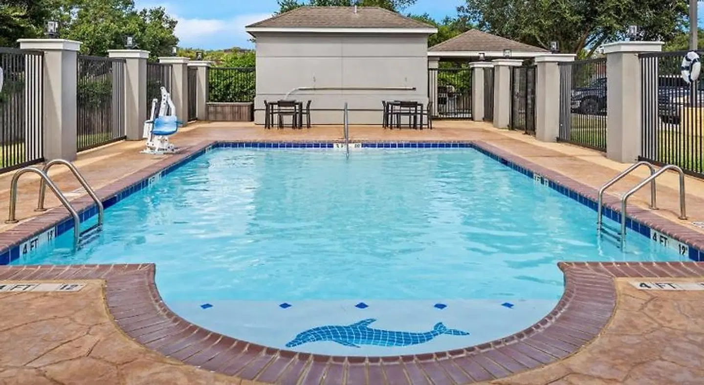 Candlewood Victoria OUTDOOR_POOL