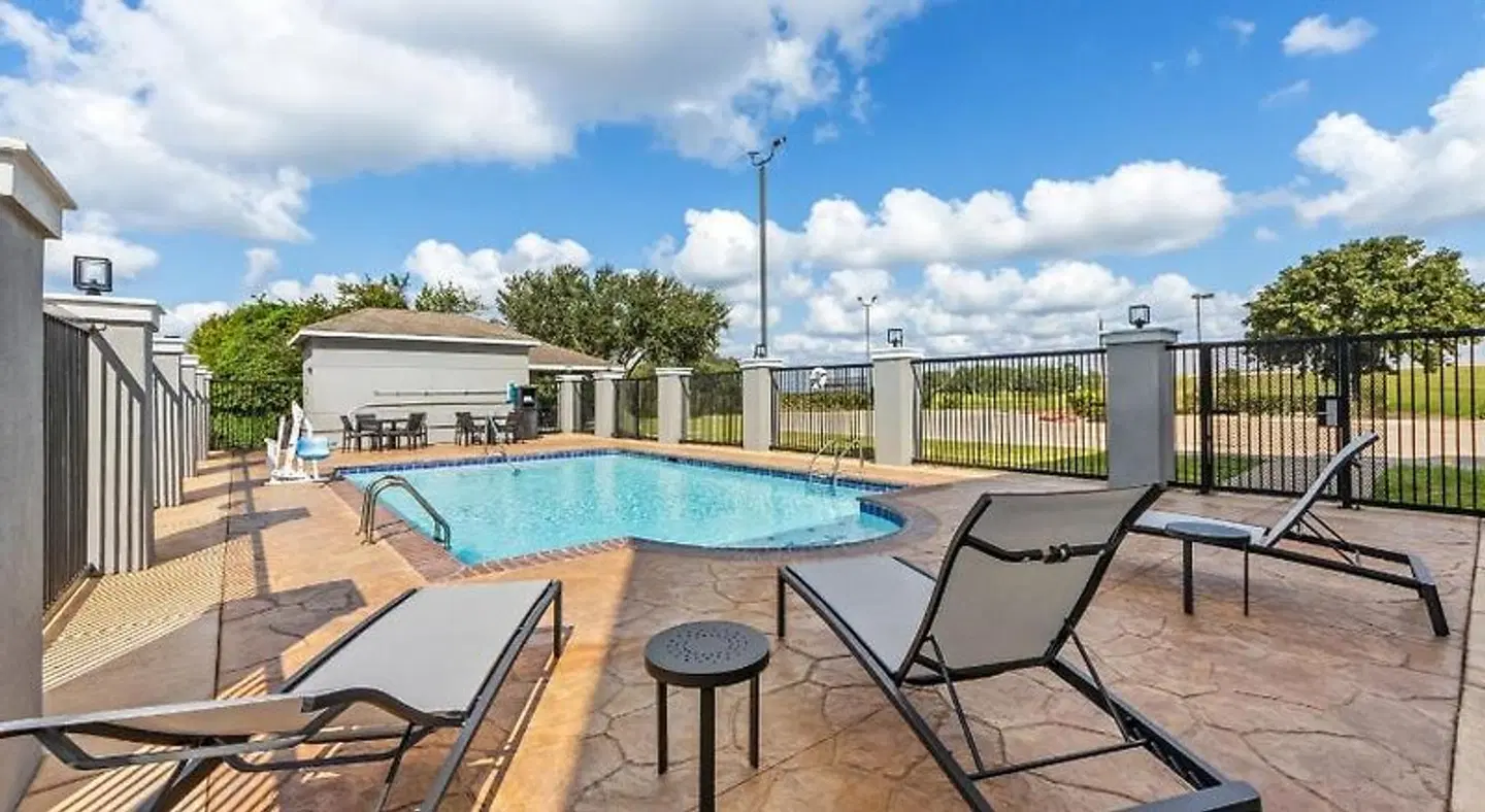 Candlewood Victoria OUTDOOR_POOL