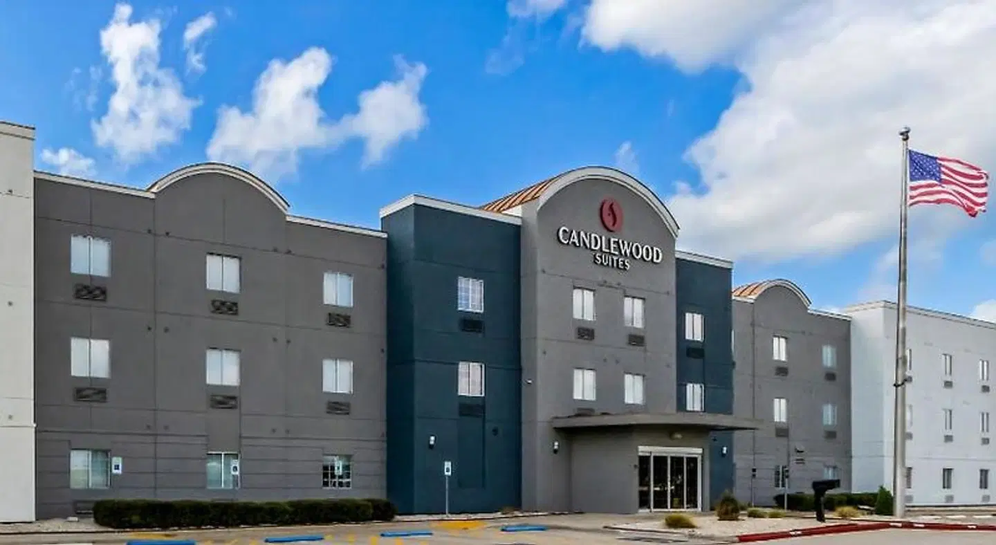 Candlewood Victoria EXTERIOR