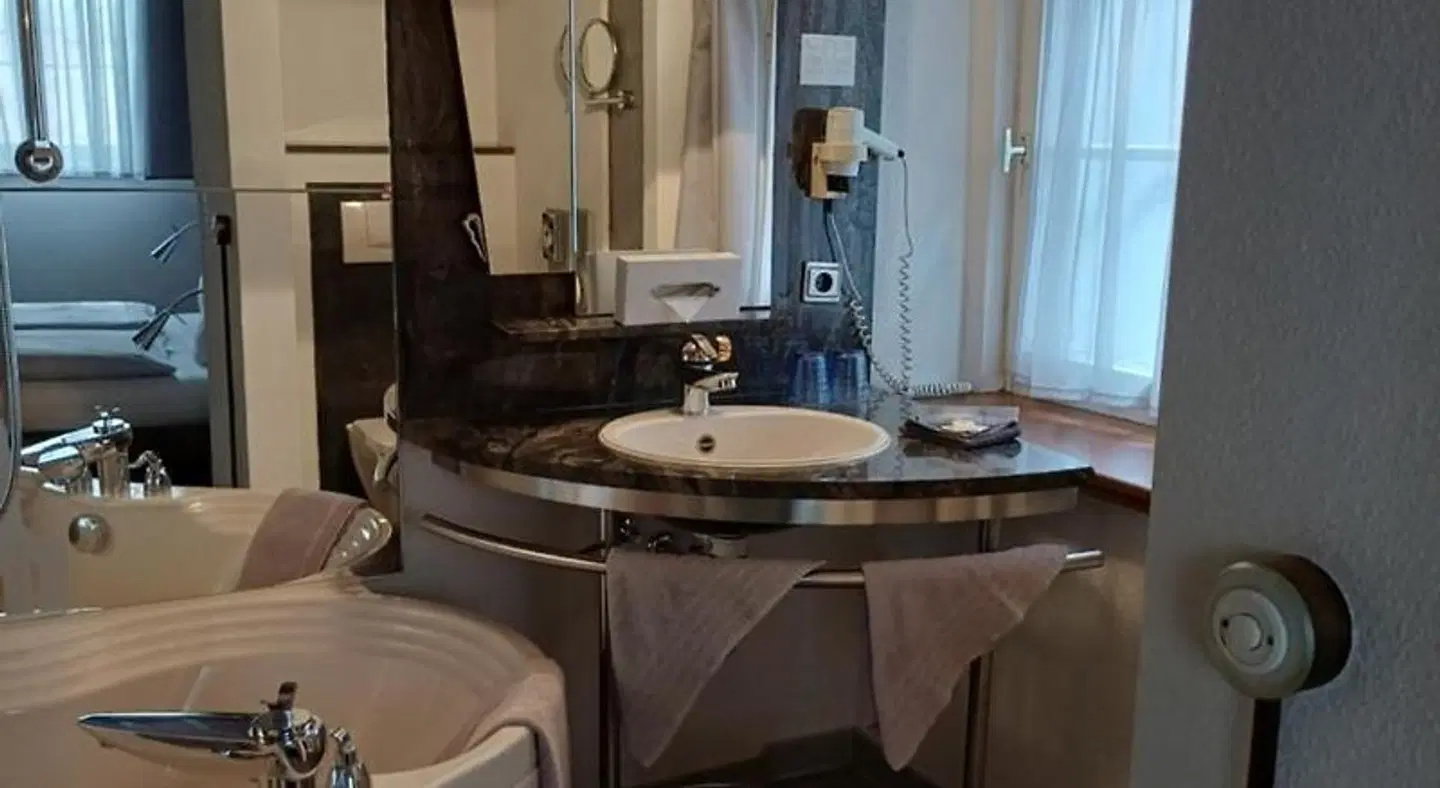 Schiefes Haus Badezimmer