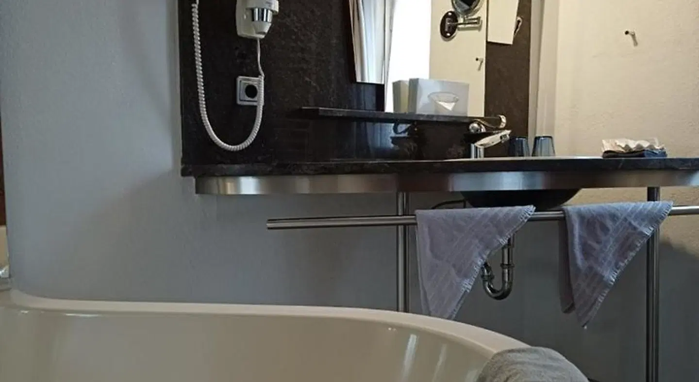 Schiefes Haus Badezimmer