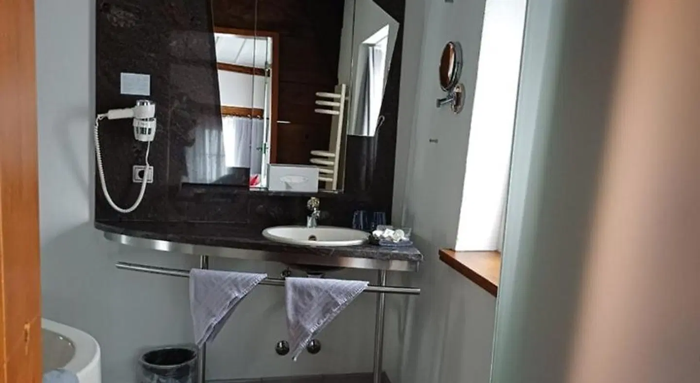 Schiefes Haus Badezimmer