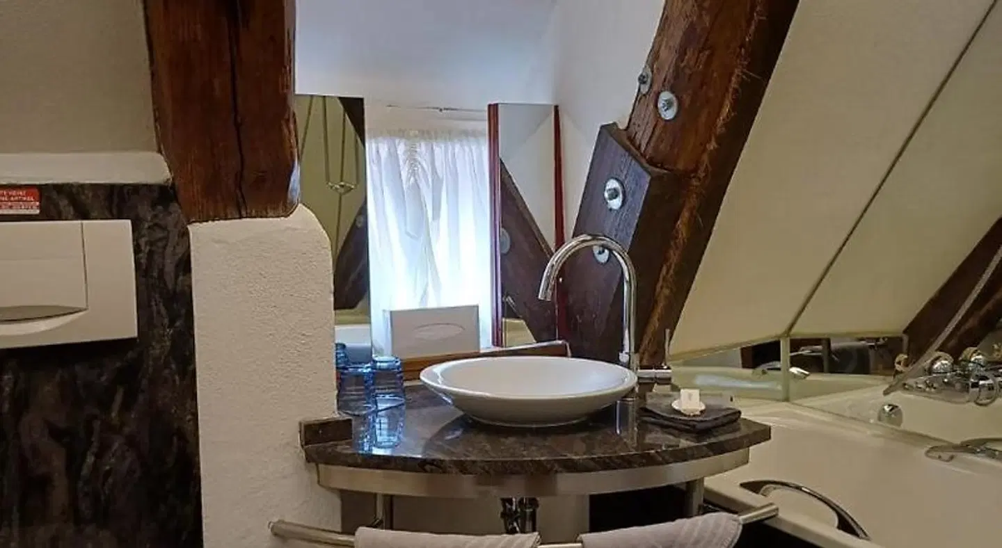 Schiefes Haus Badezimmer
