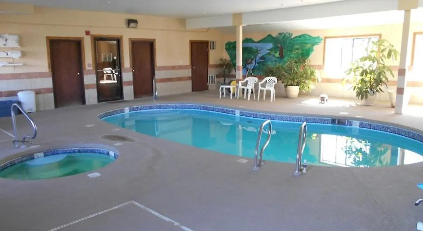 The Alpine Inn & Suites Hallenbad